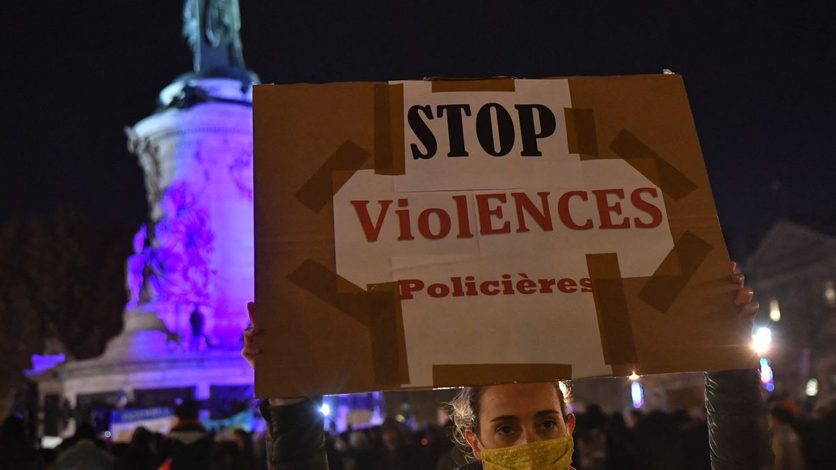 Francie je na nohou po brutálním zákroku policie. Obětí je známý hudební producent